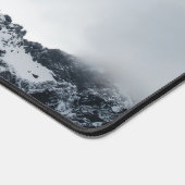 Scherpe randen van bergen en zachte wolken bureaumat (Hoek)