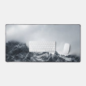 Scherpe randen van bergen en zachte wolken bureaumat (Keyboard & Muis)