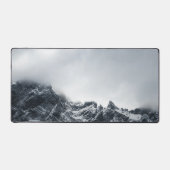 Scherpe randen van bergen en zachte wolken bureaumat (Voorkant)