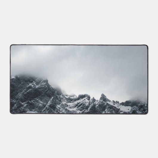 Scherpe randen van bergen en zachte wolken bureaumat (Voorkant)