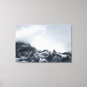 Scherpe randen van bergen en zachte wolken canvas afdruk