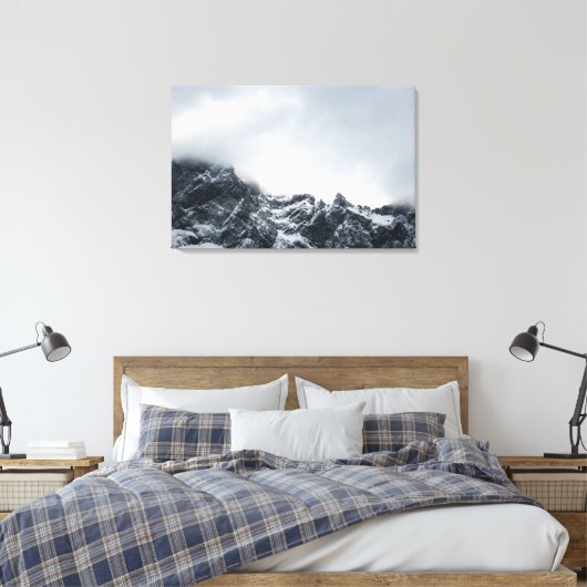 Scherpe randen van bergen en zachte wolken canvas afdruk (Insitu (Slaapkamer))