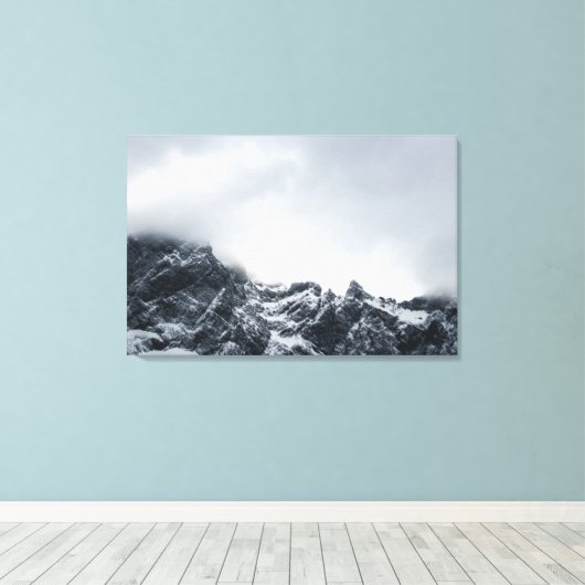 Scherpe randen van bergen en zachte wolken canvas afdruk (Insitu (Houten vloer))