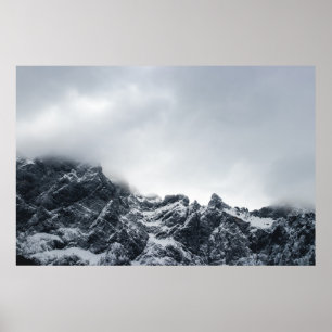 Scherpe randen van bergen en zachte wolken poster