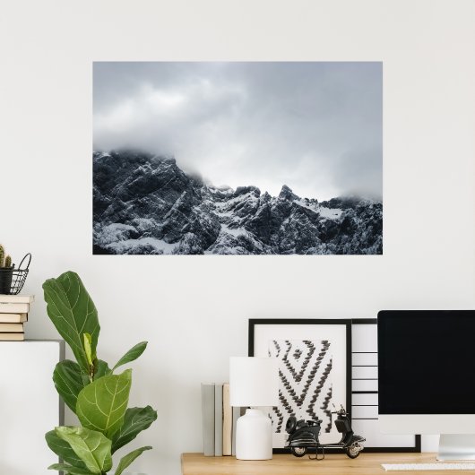 Scherpe randen van bergen en zachte wolken poster (Thuiskantoor)