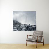 Scherpe randen van bergen en zachte wolken wandkleed (In Situ (horizontaal))