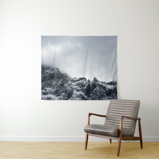 Scherpe randen van bergen en zachte wolken wandkleed (In Situ (horizontaal))