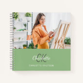 Schetsboek foto sage groen monogram notitieboek (Voorkant)