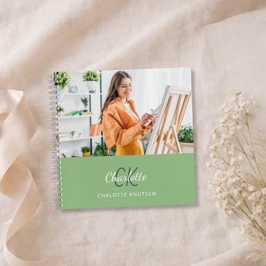 Schetsboek foto sage groen monogram notitieboek