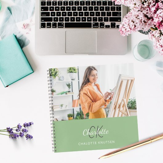 Schetsboek foto sage groen monogram notitieboek