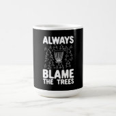 Schijf Golf geeft altijd de schuld aan de bomen Magische Mok (Midden)