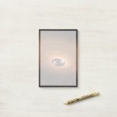 Schijf van stoffig materiaal overgebleven van ster post-it® notes (Op bureau)