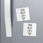 Schijnbaar als een diamantmagneet magneet<br><div class="desc">Licht elke dag helder! Geef jezelf een beetje inspiratie met deze magneet. Functies "helder glanzen als a" in een handgeschreven stijllettertype met een grafische diamantillustratie.</div>