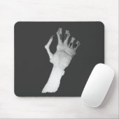 Schijnbaar gruwelijk monster met de hand muismat (Met muis)