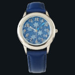 schilden van David Horloge<br><div class="desc">Kinder’ roestvrijstalen blauw lederen bandhorloge met een afbeelding van Shields of David (of Stars of David) op blauw. Optioneel zilveren klokgezicht. Zie bijpassende ronde charme en ronde basic knop sleutelhanger. Zie het gehele Chanoeka Watch collectie onder de categorie ACCESSOIRES in de sectie FEESTDAGEN.</div>