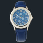 schilden van David Horloge<br><div class="desc">Kinder’ roestvrijstalen blauw lederen bandhorloge met een afbeelding van Shields of David (of Stars of David) op blauw. Optioneel zilveren klokgezicht. Zie bijpassende ronde charme en ronde basic knop sleutelhanger. Zie het gehele Chanoeka Watch collectie onder de categorie ACCESSOIRES in de sectie FEESTDAGEN.</div>