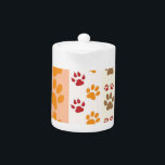 Schilder Drukt schattige Hondenliefhebbers Theepot<br><div class="desc">Ontwerp met een schattig patroon van hondenpootafdrukken in oranje,  gele en warme kleuren. Dit ontwerp ziet eruit alsof een hond over het product heeft gelopen! Voor hondenliefhebbers overal.</div>