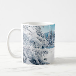 Schilderachtig afbeelding spruces. Frosty day, kal Koffiemok