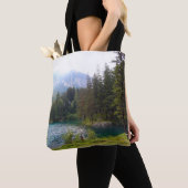 Schilderachtig Alpenbossen en meer Tote Bag (Dichtbij)
