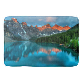 Schilderachtig berg- en meer-landschapsfoto badmat
