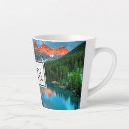 Schilderachtig berg- en meer-landschapsfoto latte mok