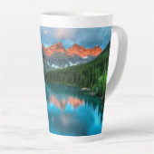 Schilderachtig berg- en meer-landschapsfoto latte mok (Rechterhoek)