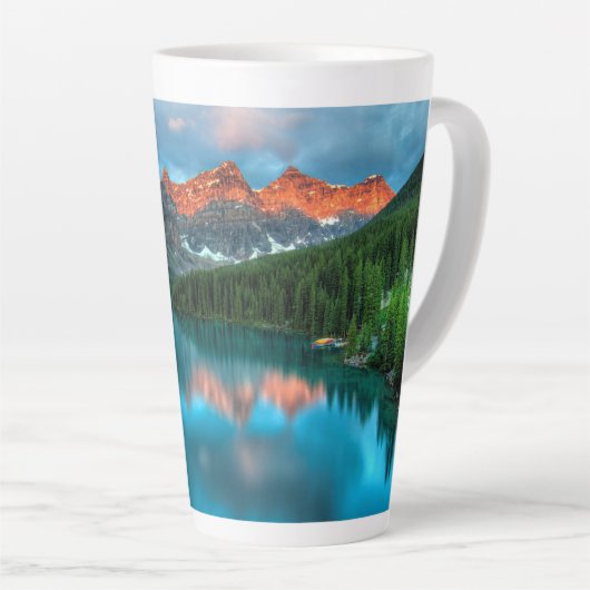 Schilderachtig berg- en meer-landschapsfoto latte mok (Rechterhoek)