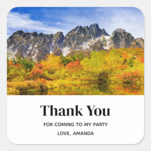 Schilderachtig bos en bergen feest dank u vierkante sticker