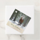 Schilderachtig bruine paarden in een winterbos met bedankjes labels (In situ)