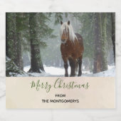 Schilderachtig bruine paarden in een winterbos met bier etiket (Enkel label)