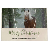 Schilderachtig bruine paarden in een winterbos met groot cadeauzakje (Voorkant)