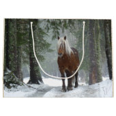 Schilderachtig bruine paarden in een winterbos met groot cadeauzakje (Achterkant)