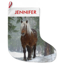 Schilderachtig bruine paarden in een winterbos met