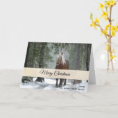 Schilderachtig bruine paarden in een winterbos met kaart (Gele Bloem)