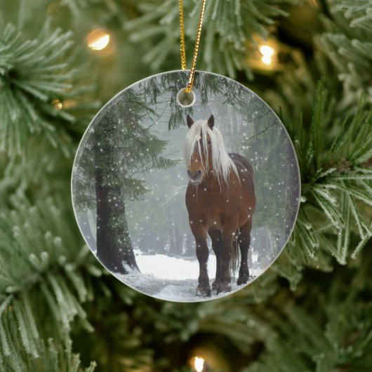 Schilderachtig bruine paarden in een winterbos met keramisch ornament (Boom)