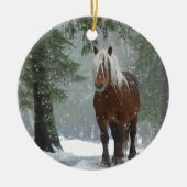 Schilderachtig bruine paarden in een winterbos met keramisch ornament (Voorkant)