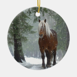 Schilderachtig bruine paarden in een winterbos met keramisch ornament