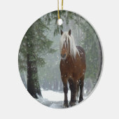 Schilderachtig bruine paarden in een winterbos met keramisch ornament (Links)