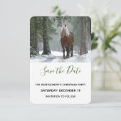 Schilderachtig bruine paarden in een winterbos met save the date (Staand voorkant)