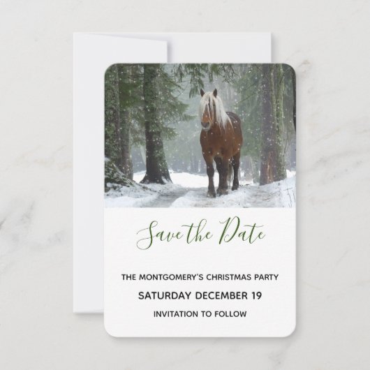 Schilderachtig bruine paarden in een winterbos met save the date (Voorkant)
