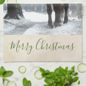 Schilderachtig bruine paarden in een winterbos met theedoek (Gevouwen)