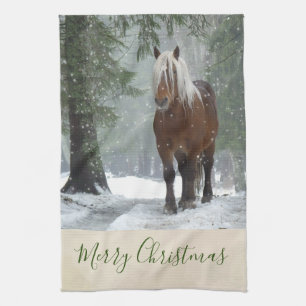 Schilderachtig bruine paarden in een winterbos met theedoek