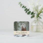 Schilderachtig bruine paarden in een winterbos met vierkante visitekaartje (Staand voorkant)