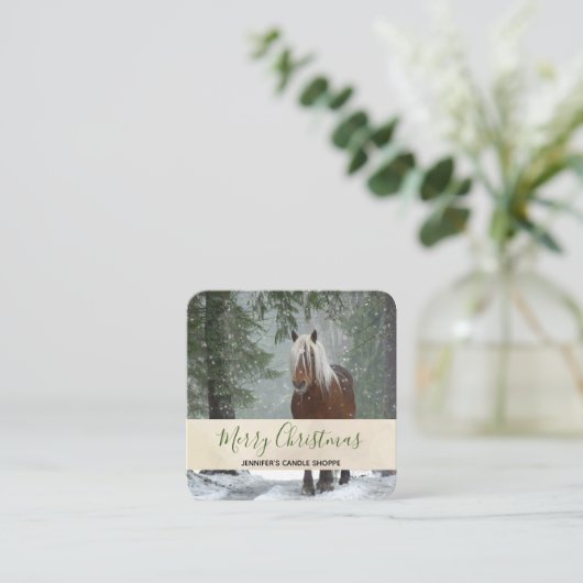 Schilderachtig bruine paarden in een winterbos met vierkante visitekaartje (Staand voorkant)