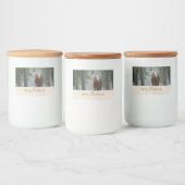 Schilderachtig bruine paarden in een winterbos met voedselcontainer etiket (Flessen)