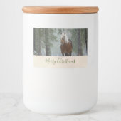 Schilderachtig bruine paarden in een winterbos met voedselcontainer etiket (Voorkant)