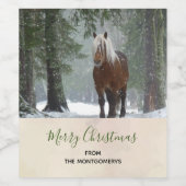 Schilderachtig bruine paarden in een winterbos met wijn etiket (Enkel label)