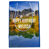 Schilderachtig Country Mountains en Lake Birthday Medium Cadeauzakje (Voorkant)