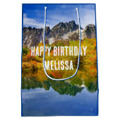 Schilderachtig Country Mountains en Lake Birthday Medium Cadeauzakje (Achterkant)