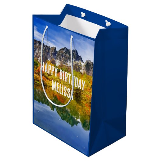Schilderachtig Country Mountains en Lake Birthday Medium Cadeauzakje (Achterkant Gekanteld)